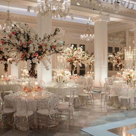 The Pierre, A Taj Hotel, New York Dış mekan fotoğraf The ballroom at the Four Seasons Hotel