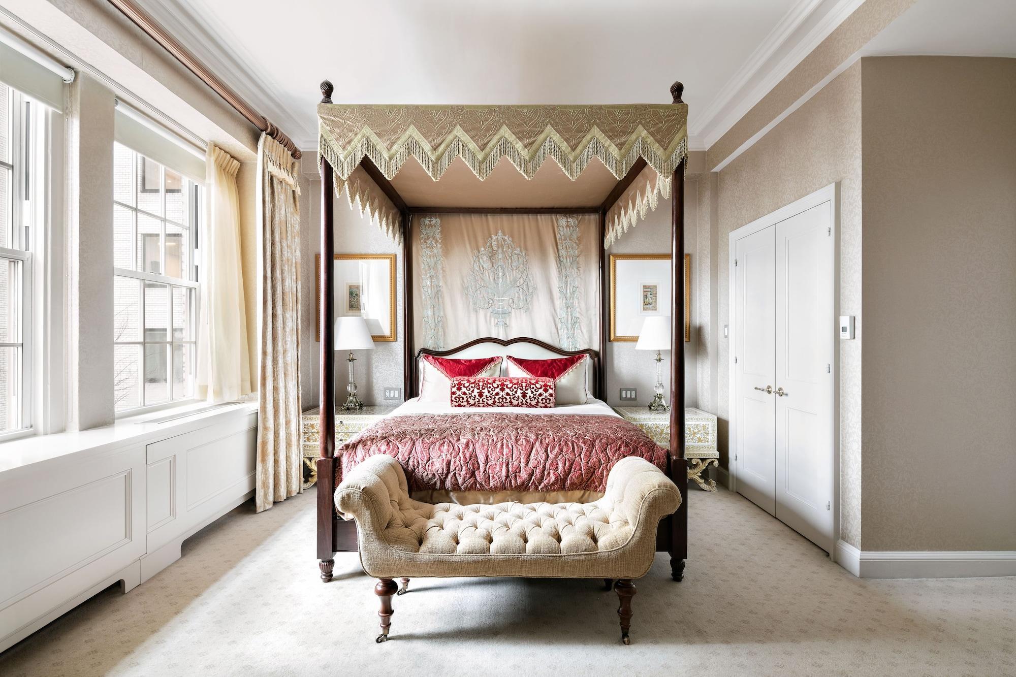 The Pierre, A Taj Hotel, New York Dış mekan fotoğraf A bedroom at the hotel