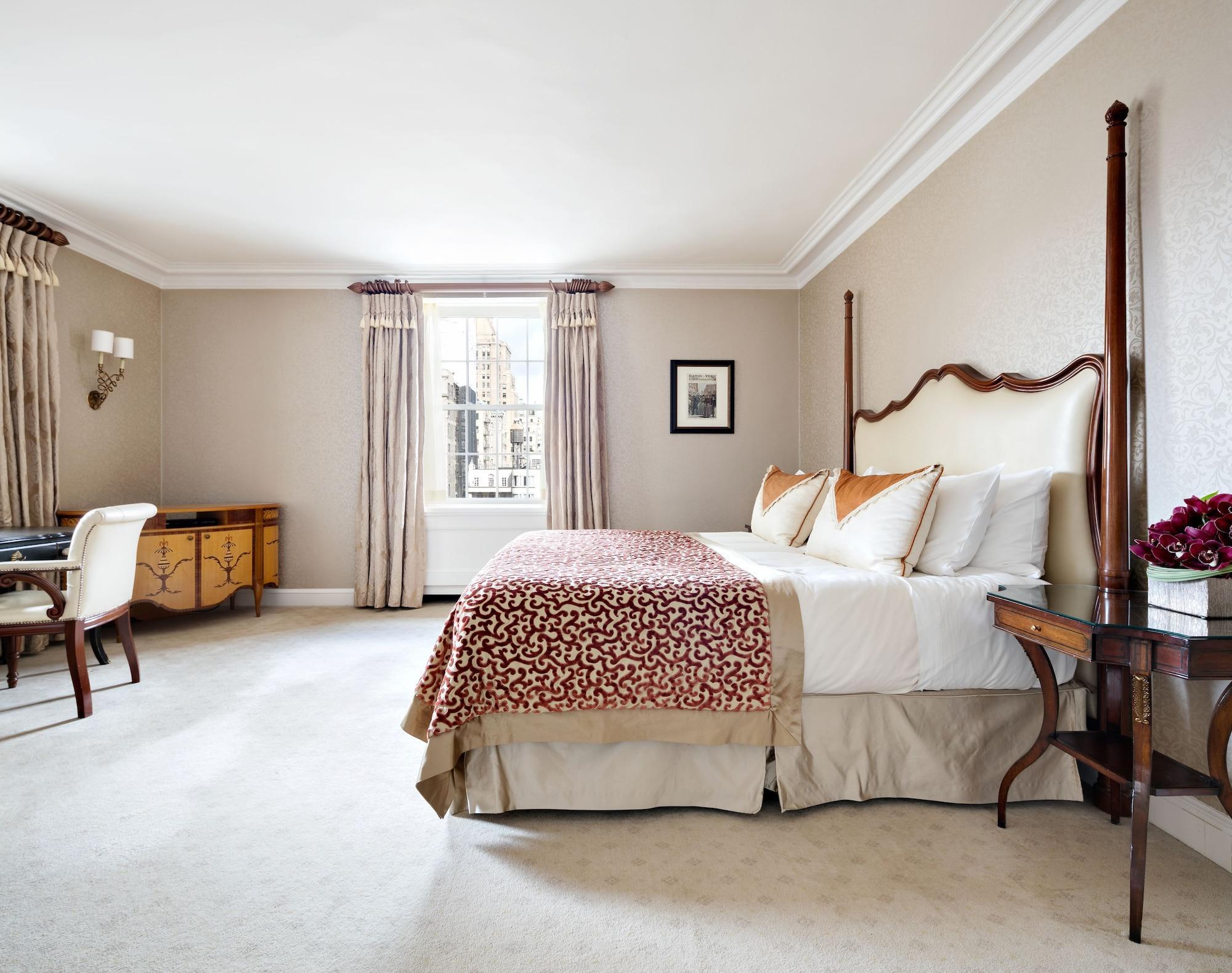 The Pierre, A Taj Hotel, New York Dış mekan fotoğraf A bedroom at the hotel