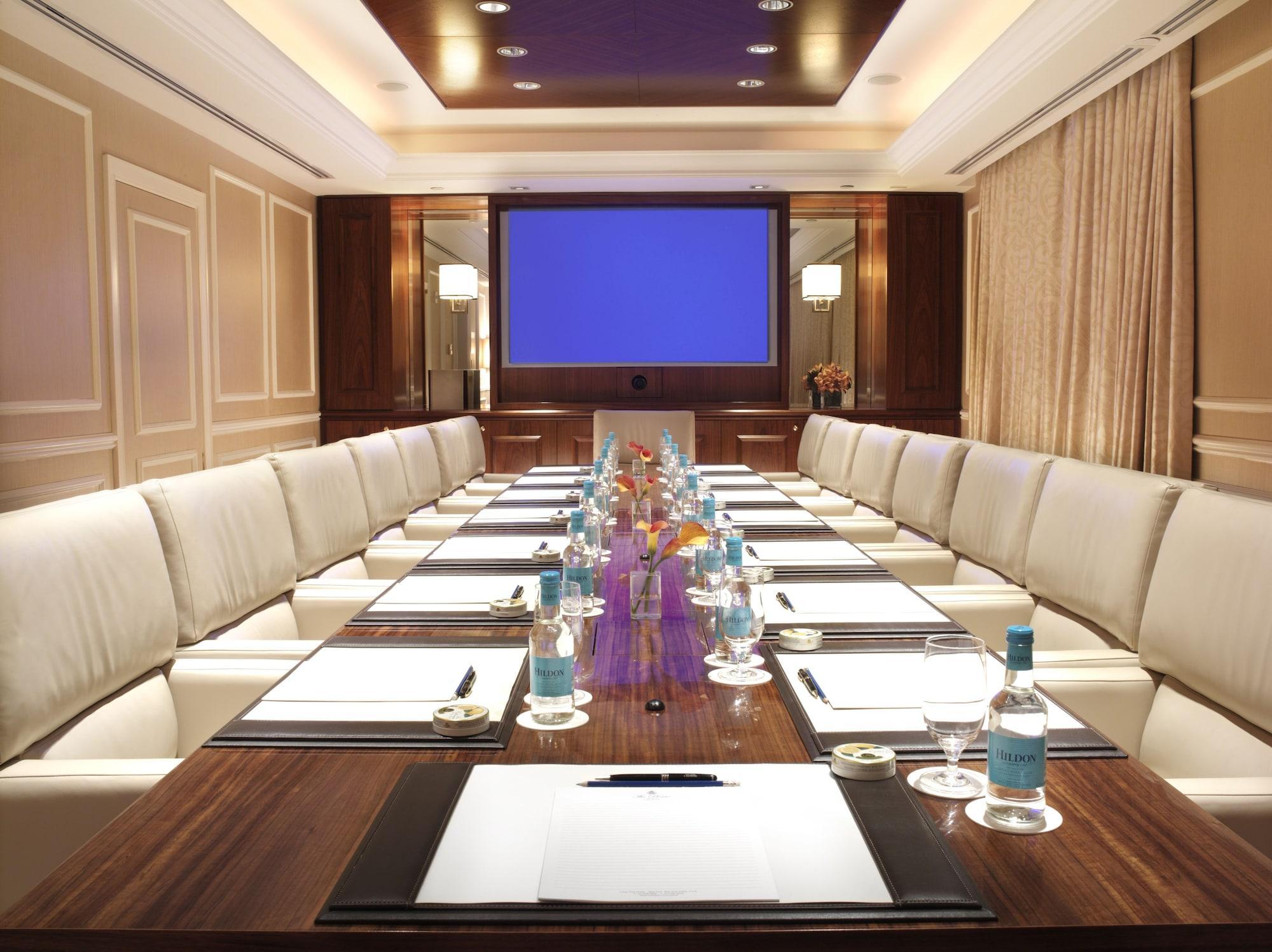 The Pierre, A Taj Hotel, New York Dış mekan fotoğraf A boardroom at a hotel