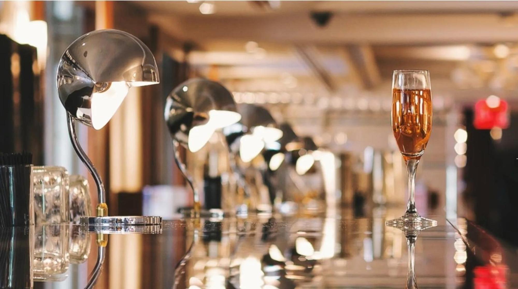 The Pierre, A Taj Hotel, New York Dış mekan fotoğraf A glass of champagne